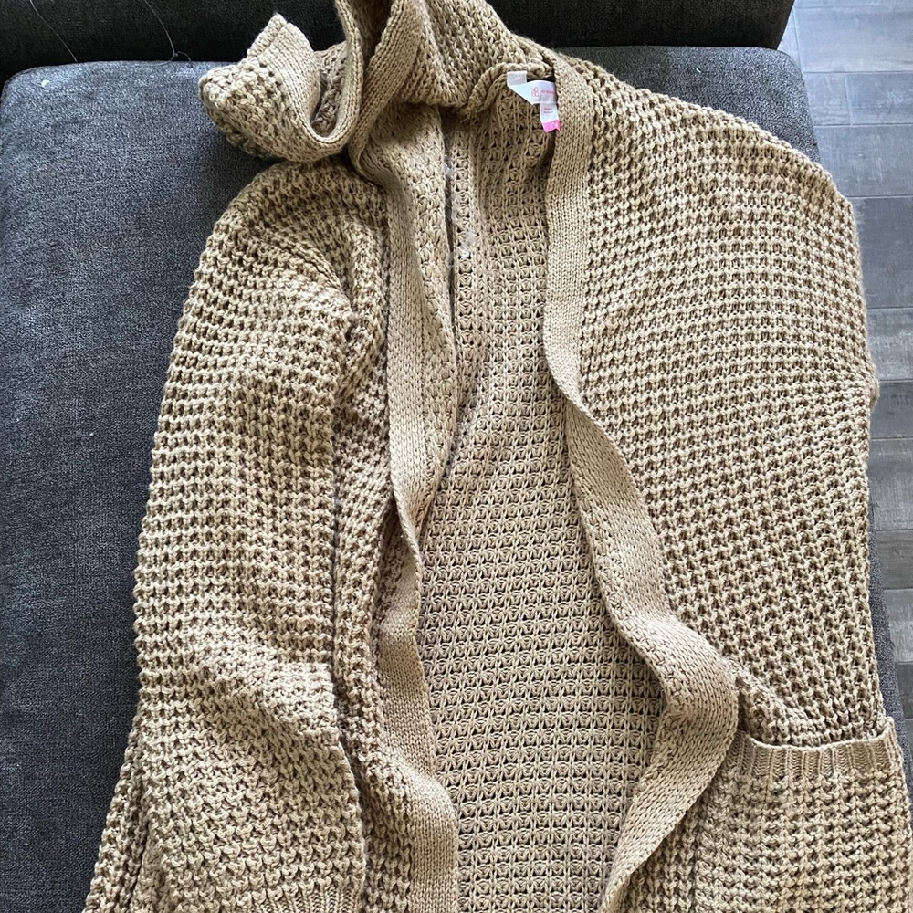 Hooded long sleeve cardigan.